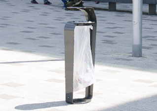 Porte sac poubelle Vigi-Courbe™ - une poubelle extérieure en métal au design contemporain et moderne