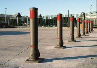 Borne Neopolitan™ 150 poteaux anti-stationnement à l'extérieur d’une entreprise l’energie