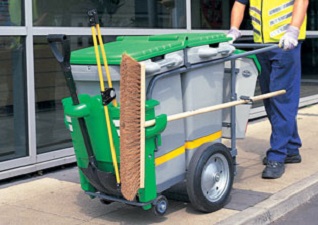 Chariot de voirie double vert avec pince a déchets utilisation par le personnel d’université 