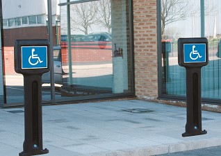 Potelet stationnement Infomaster™ avec panneau signalétique dans le parking
