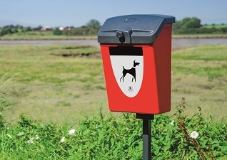 Poubelle de propreté canine Terrier 25™ rouge dans un commune