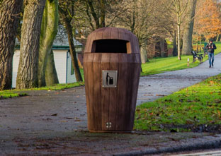 Poubelle urbaine Sherwood™ aspect bois avec couvercle dans un parc
