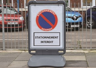 Stop trottoir Advocate™ panneau d’affichage stationnement interdit à l’extérieur un établissement d’enseignement supérieur