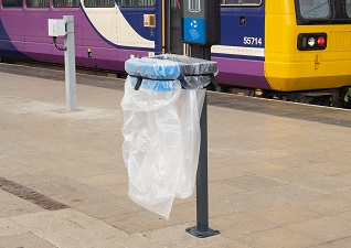 Support pour sac poubelle TSU™ vigipirate avec couvercle à l'extérieur la gare
