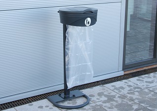 Support pour sacs poubelles Orbis™ autoportant avec couvercle à l'extérieur