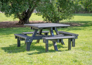 Table de pique-nique Pembridge™ - Fabriquée à partir de matériaux 100% recyclés, sa structure est à la fois robuste, résistante et durable