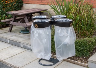 Trois supports pour sacs poubelles vigipirate Orbis™ autoportants à l’extérieur