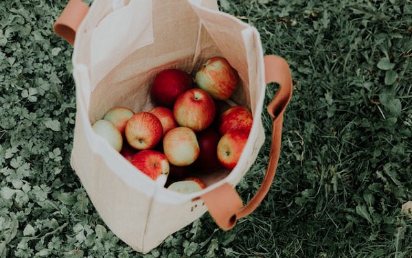 un sac réutilisable avec des pommes