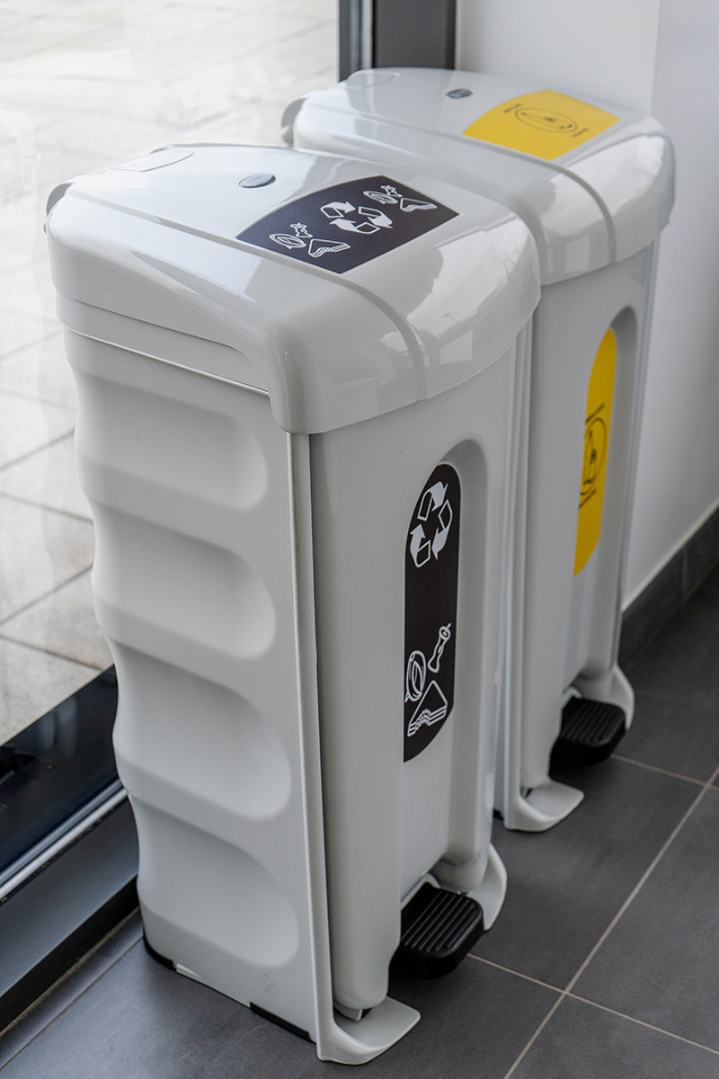 Nexus® Shuttle Corbeille à pédale disponible avec ouverture supérieure personnalisée et des pictogrammes panneau avant 
