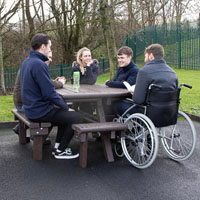 Présentation de la Table de pique-nique Pembridge™ avec accès pour fauteuil roulant