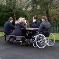 Présentation de la Table de pique-nique Bowland™ avec accès pour fauteuil roulant 